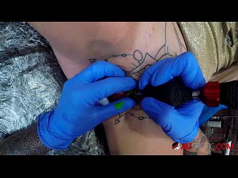 ❤️ Sully Savage, une chaudasse extrêmement tatouée, s'est fait tatouer le clitoris. ️ Porno beau at fr.analytik24.ru